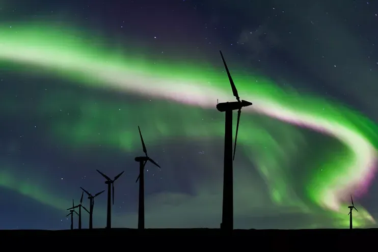 北极光背景上的风力涡轮机